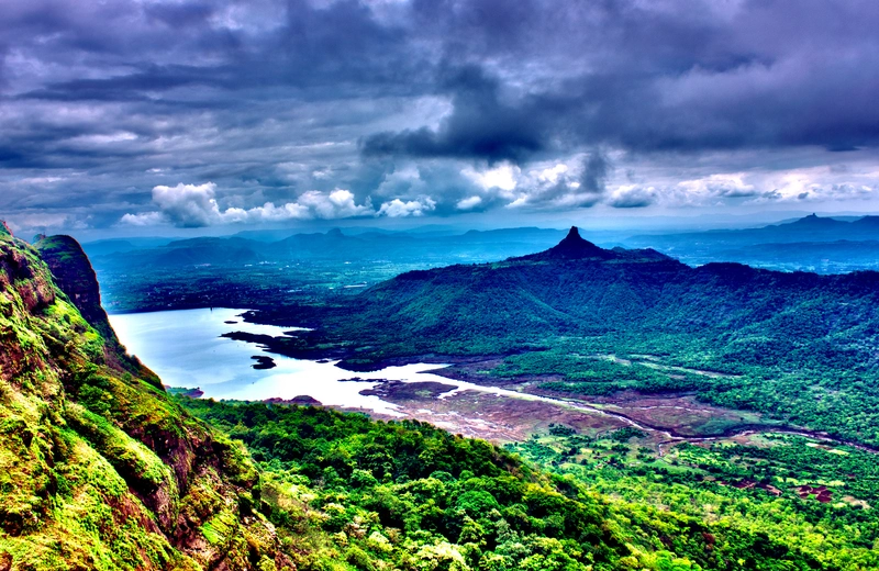 Boating at Venna Lake in Mahabaleshwar – a must-visit spot for nature lovers.