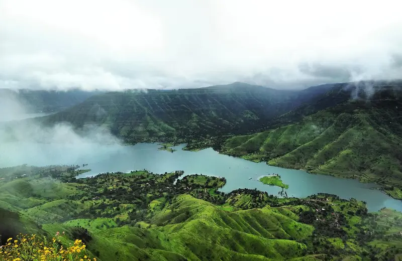 Wide view of Table Land plateau in Panchgani under a bright blue sky