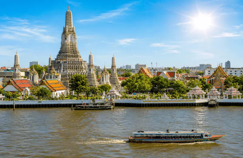 Cross-river ferry approaching Wat Arun Pier from Tha Tien on the Chao Phraya River, the easiest way to reach Wat Arun in Bangkok.