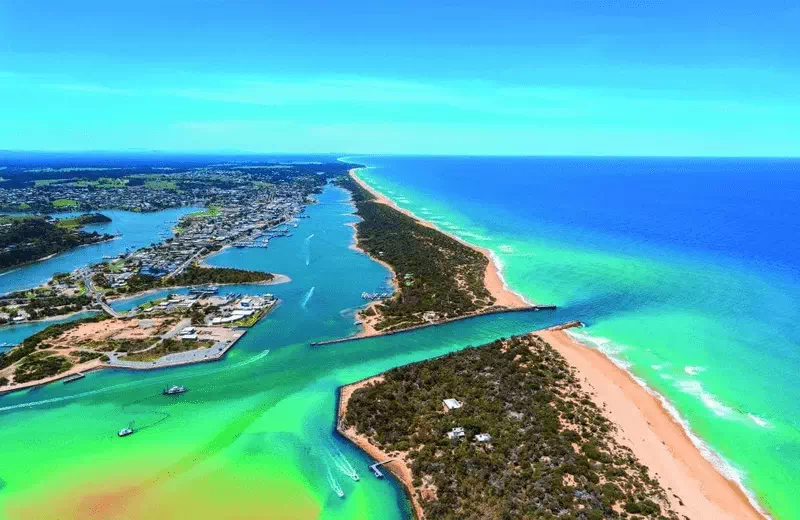 Exploring the Stunning Shoreline of Lakes Entrance